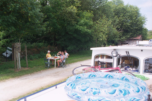 A typical canal side lunch stop